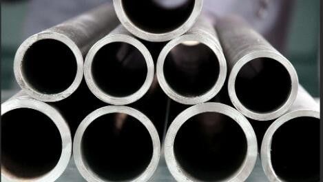 Tubo di acciaio senza saldatura con spessore della parete personalizzato e resistenza alla corrosione per applicazioni industriali con estremità lisce