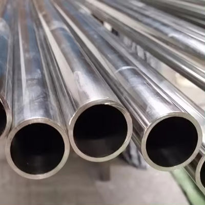 Tubo in acciaio senza cuciture progettato per una lunga durata di vita e affidabilità nel trasporto di fluidi e gas in condizioni difficili
